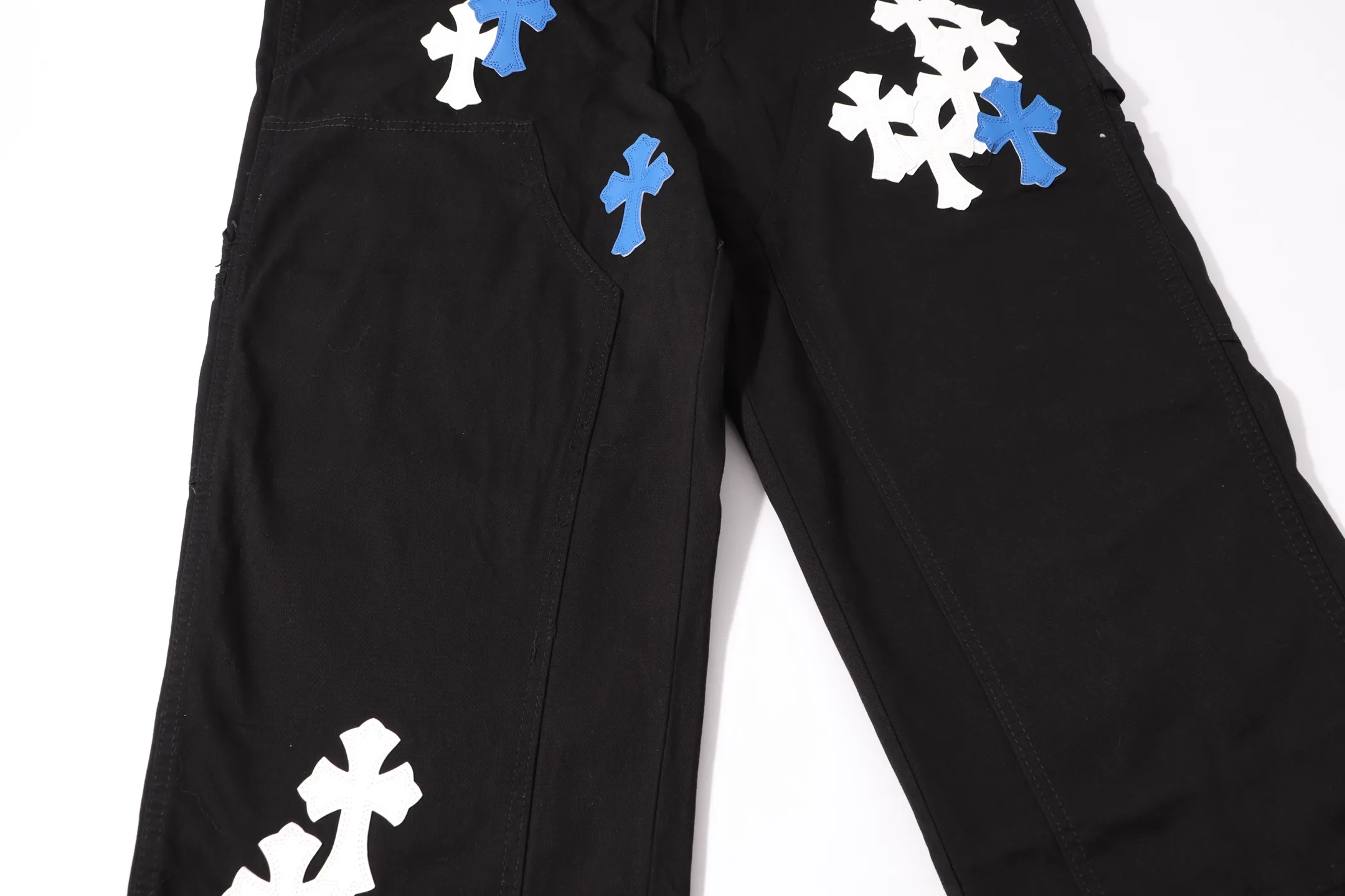 P260 Style number: H34 Croxin & 𝐂𝐡𝐫𝐨𝐦𝐞 𝐇𝐞𝐚𝐫𝐭 ss25 black white grain leather denim workwear logging pants. Styles with different washed textures are very friendly to people with thin legs. The slightly flared version perfectly modifies the leg shape. The timeless and moderate length makes it easy to match and match. It is the basis for various styles and is a must-have in your wardrobe! The fabric is stiff but also makes the upper body soft without losing texture. The washing process is even more perfect. It is a must-have item for everyone! ! ! Washed wheat, hang tag, pants label, three labels complete Color: black Size: 28-30-32-34-36